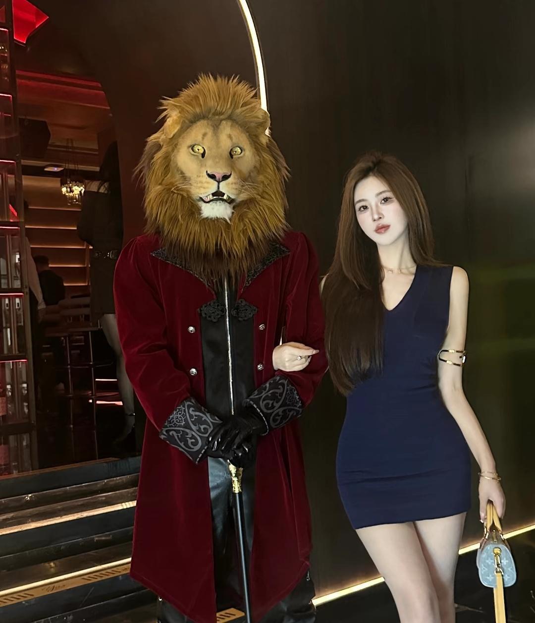 神秘猫头鹰与优雅女郎的梦幻合影