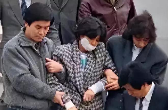 朝鲜“人肉炸弹”袁正华这事儿真够传奇的。1974 年她出生在朝鲜，家庭环境让她从