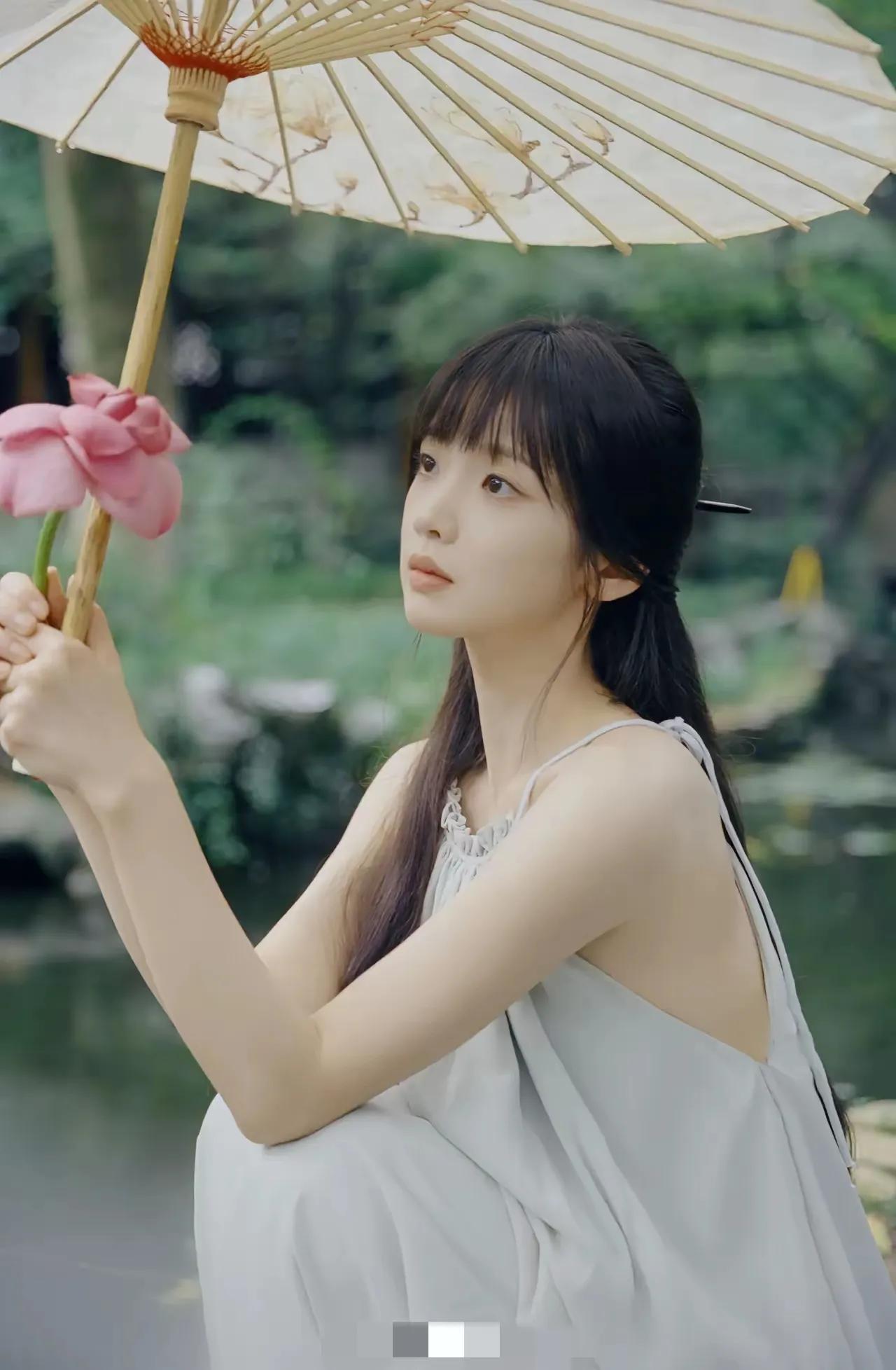 气质形象这么甜美的女孩❗
胡导选角上没问题啊!
为什么《红楼梦》翻拍出来却遭到一