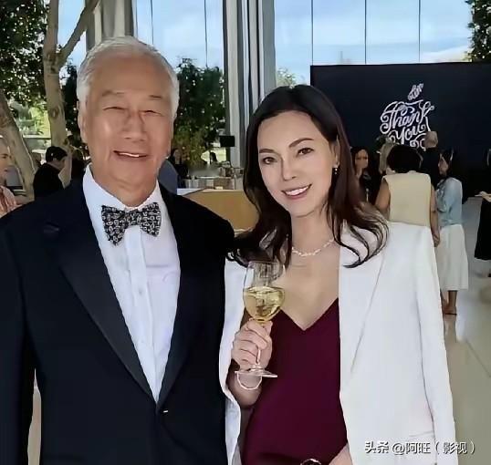 8月30日，76岁的郭台铭带着妻子曾馨莹远赴美国加州，出席库克卸任私人告别晚宴，