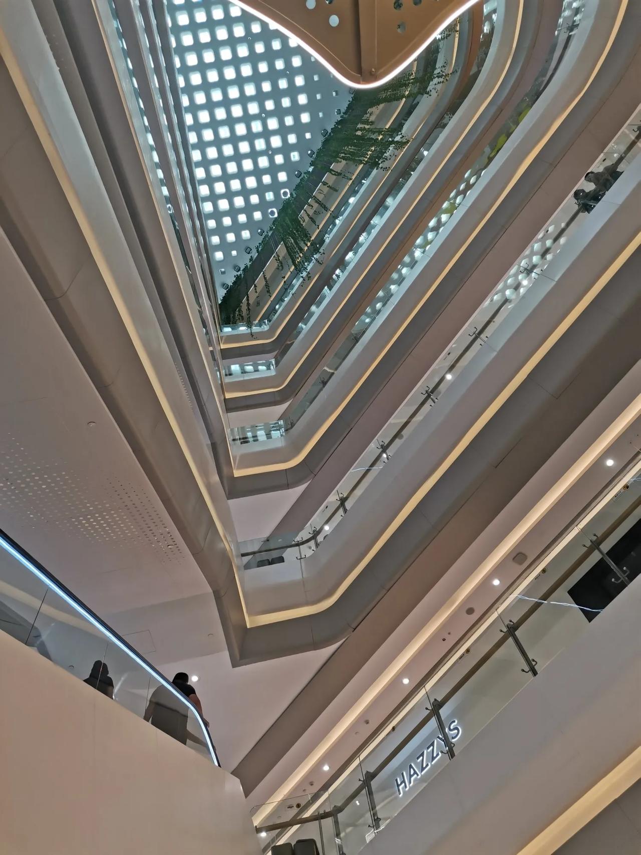 为什么青岛生意难做呢

其实生意难做原因就是闲人太多了。
我们小区去年这个时候来