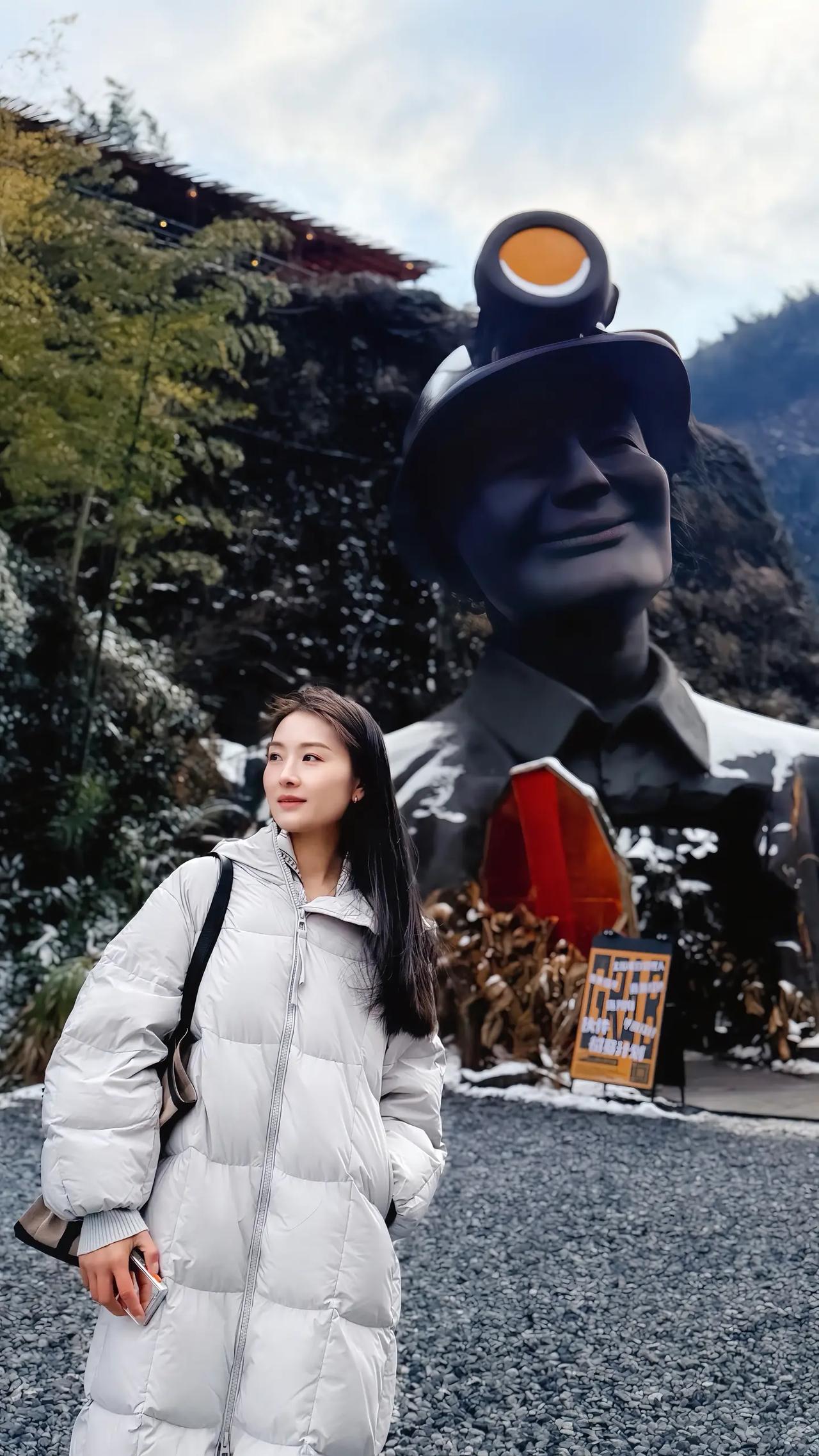 雪中人影立，灯下影成双。