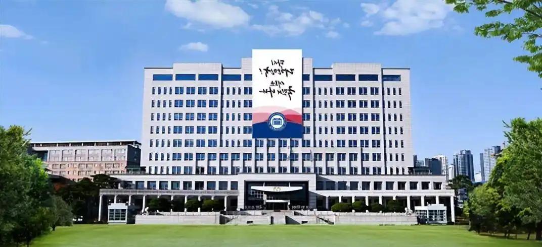 由于当年尹锡悦认为青瓦台风水不好，因此上台后将总统府搬迁龙山原韩国防部大楼，但问