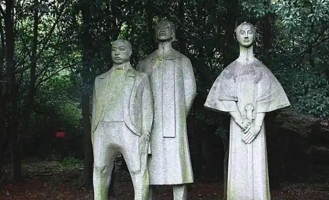 1907年徐锡粼揭出手枪对思师 恩铭 一通乱射，恩铭中了七枪倒在地上，后徐恩铭的