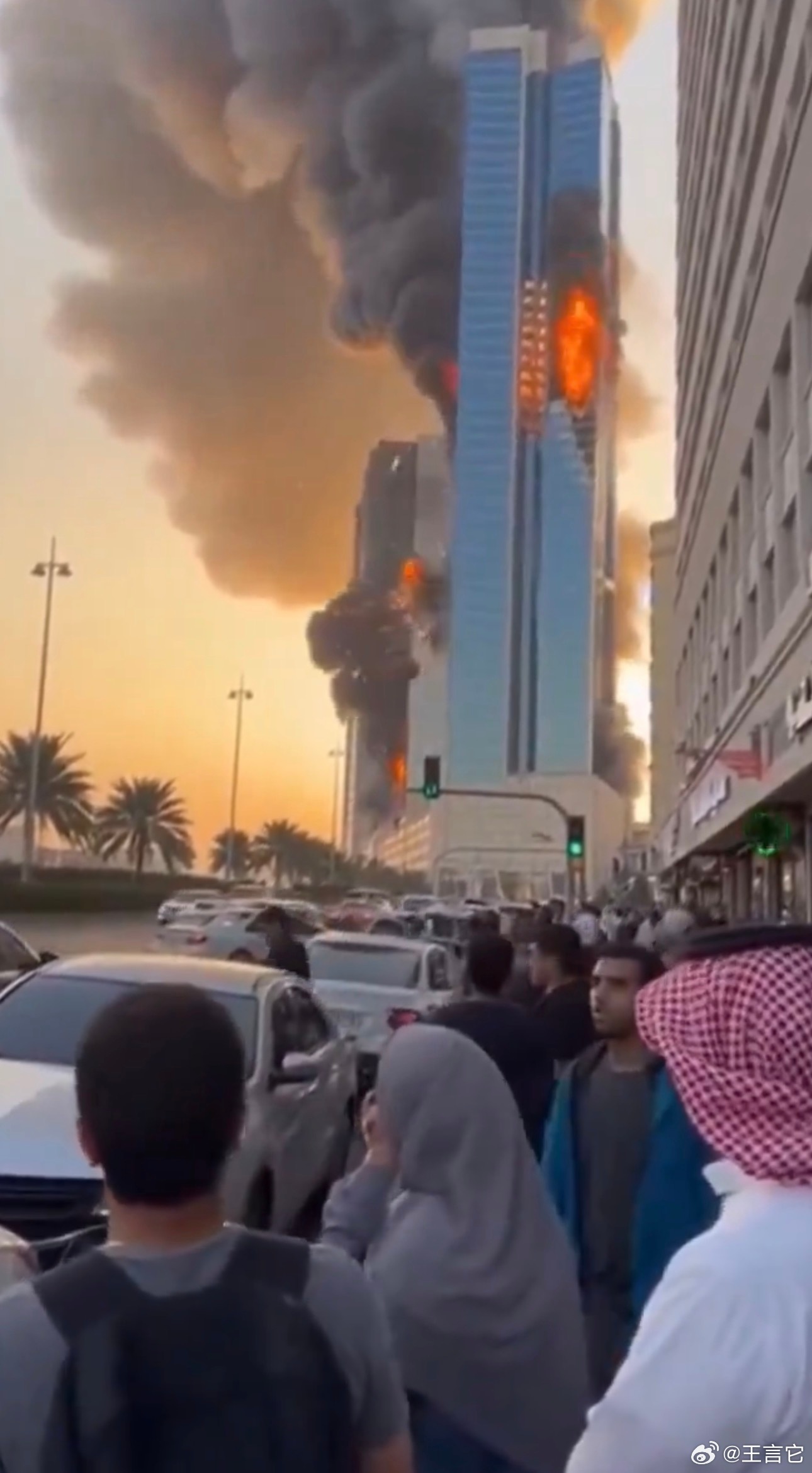 🚨突发新闻：      一枚伊朗导弹击中了巴林的一座豪华摩天大楼，该摩天大楼内