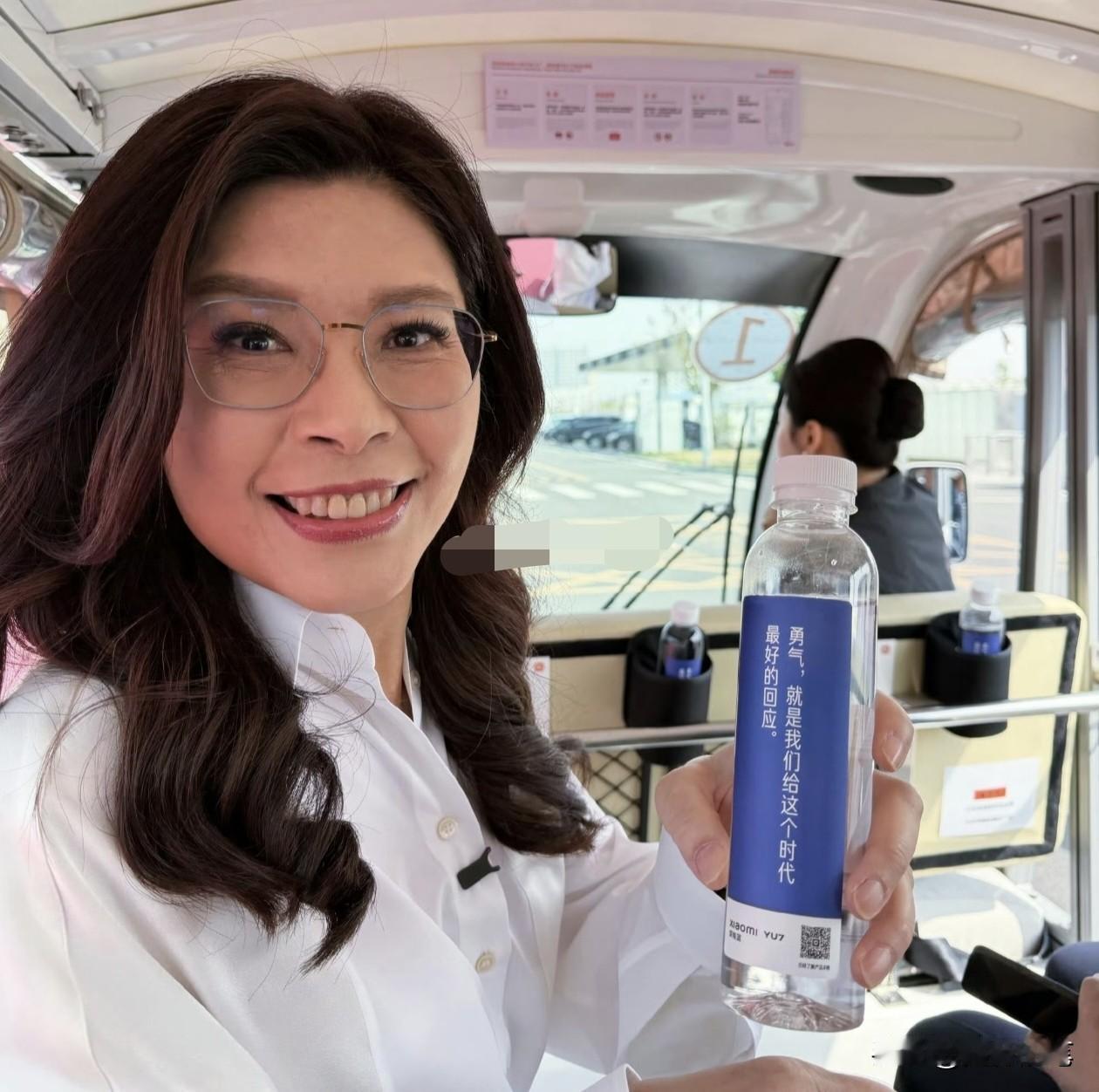 没想到郑丽文与江怡臻都一样对小米公司的瓶装水这么喜欢。

在12日上午参访小米超