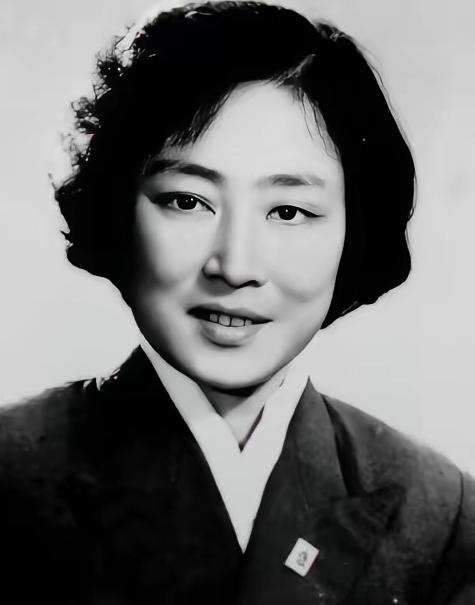 抗美援朝时期，一批女演员前往朝鲜参加慰问演出，每到晚上，男男女女都去公共澡堂冲凉