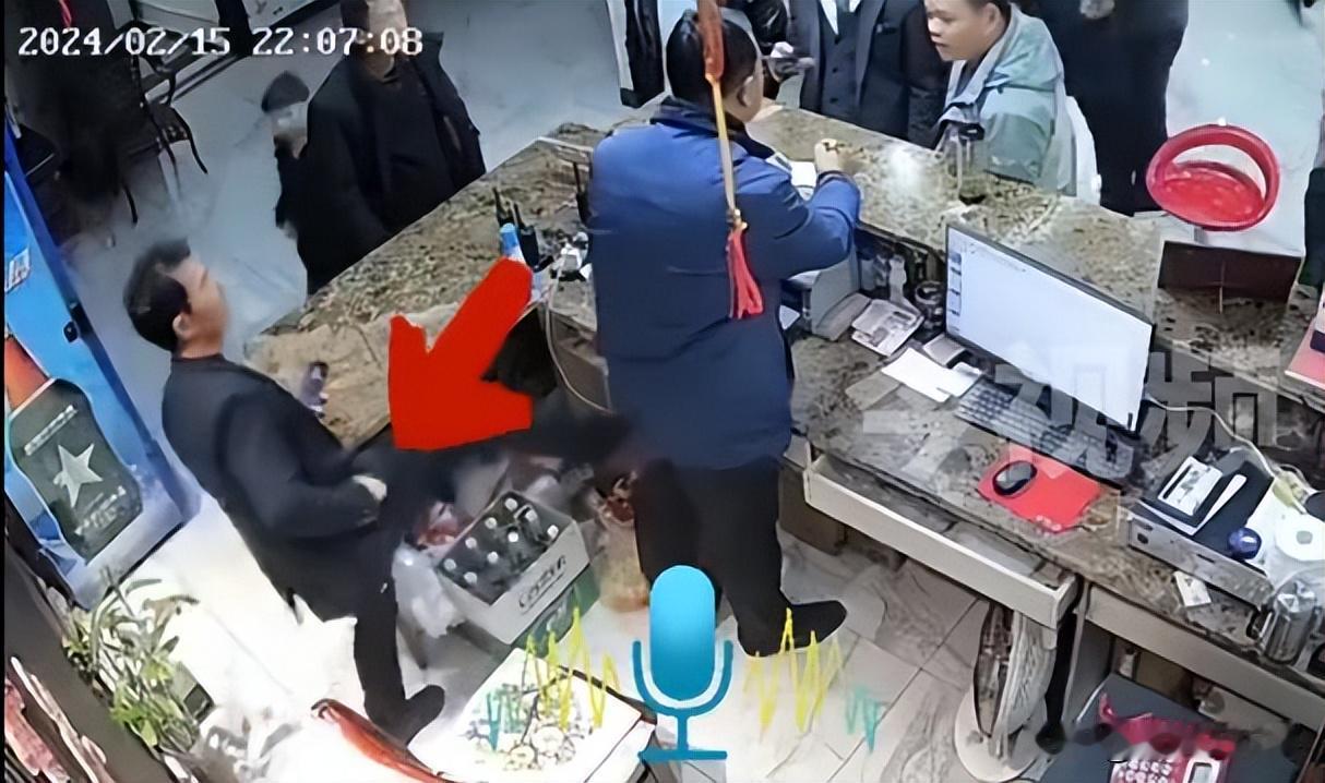 现实版狂飙？湖北襄阳，几名公职人员来到一家酒店打牌，因为对酒店的环境不满意，便提