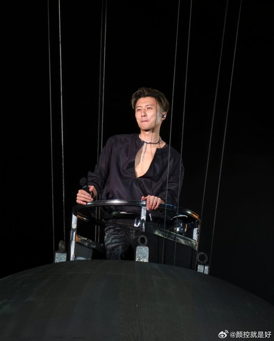 谢霆锋别低头深V会漏之前看他演唱会都是穿个T恤就上台了，而且好像一直都是那件衣服