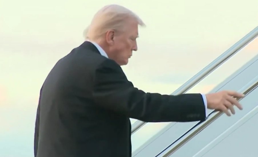 特朗普称对委内瑞拉有秘密计划批评记者不会提问特朗普从海湖庄园返回华盛顿，在空军一