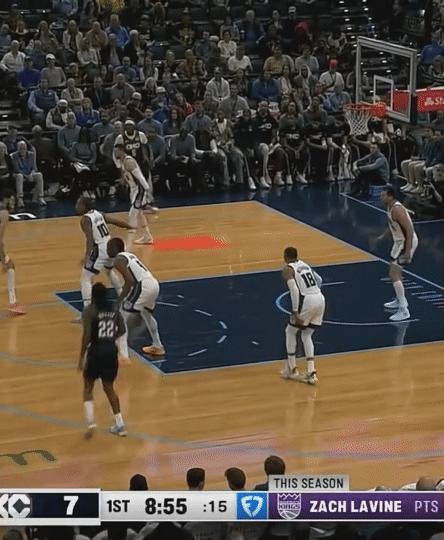 切特·霍姆格伦这球好帅，两米一十六的身高，竟然玩起了胯下运球，面对身高1米9的德