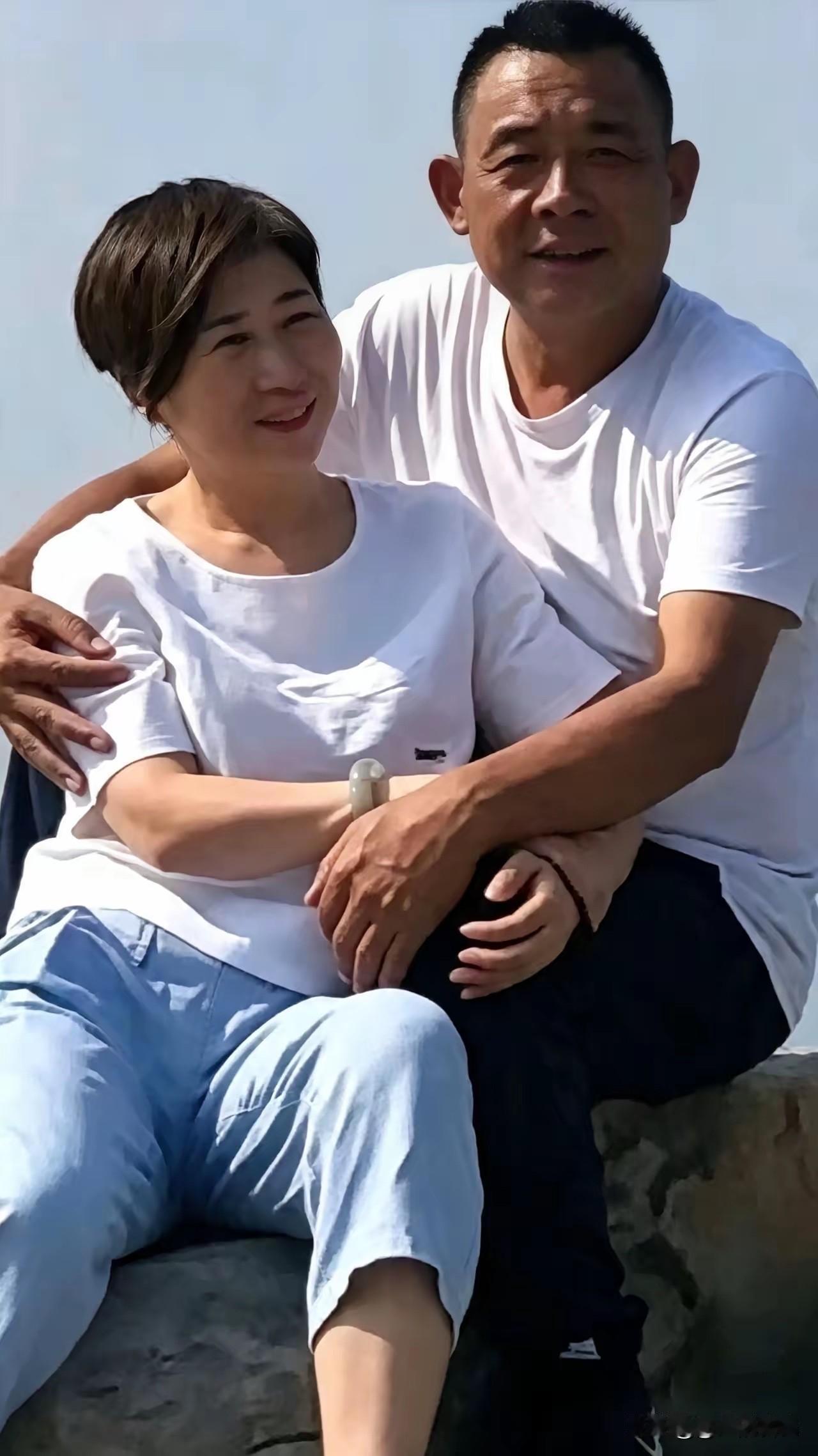 胖东来老板，我还以为单身呢，看看人家活的多通透，老婆多幸福，家庭多和谐。
人家那