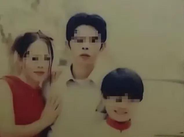 湖南长沙，女子见丈夫破产一身债务，马上提出离婚，把幼小的孩子扔给前夫，却和前夫的