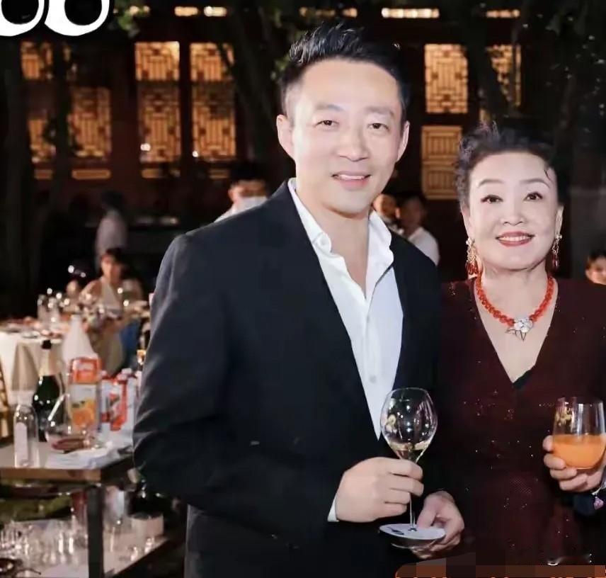 S对两任婆婆的态度截然不同！
她跟汪小菲结婚时，张兰不仅送婚房，送米送珠宝，还办