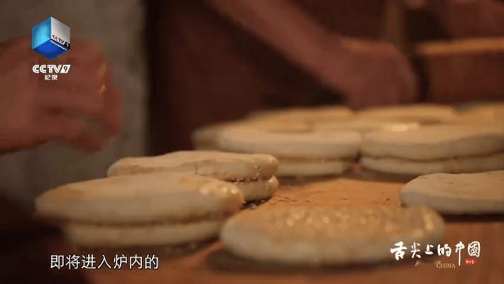 被碳水加碳水的早餐硬控了  师傅8分钟在炉子里贴满140个烧饼   看饿了……硬