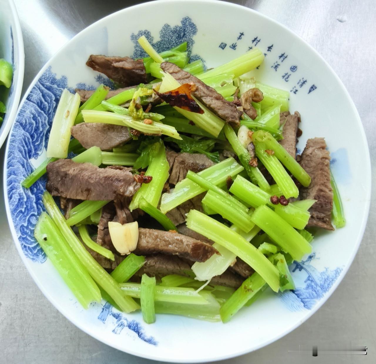 南京下雨多日，家里的车也有半个月没有启动了，今天天气晴好，出去溜溜车。

也不走