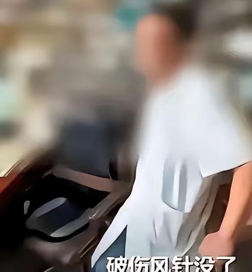 广西桂林一名工人脚底被生锈铁钉扎伤，赶到私人诊所接种破伤风针，不曾想对方暗中用氯