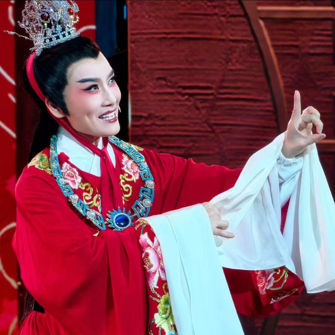 这两天没有太阳，阴沉沉的。心情也低落。
每天早上送完孩子，我就回被窝里躺会。醒了