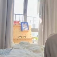 邓佳鑫卧室里摆了易烊千玺照片邓佳鑫的卧室小细节：易烊千玺的照片太吸睛啦！少年的追