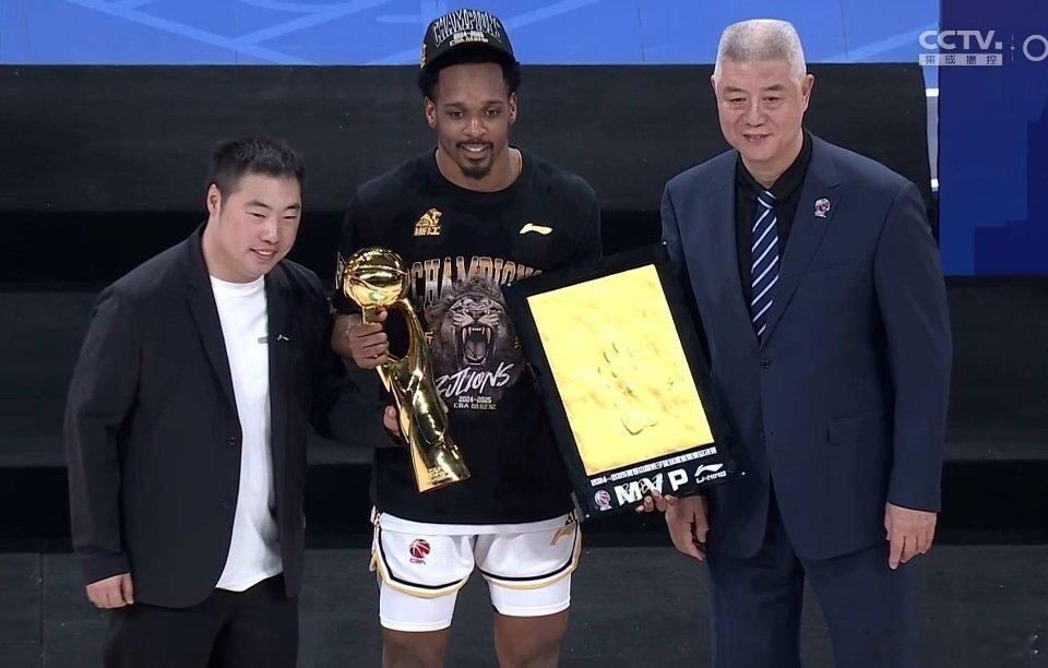 毫无悬念[鼓掌]恭喜巴里布朗拿到总决赛MVP！6场比赛轰下180分！两场球砍下4