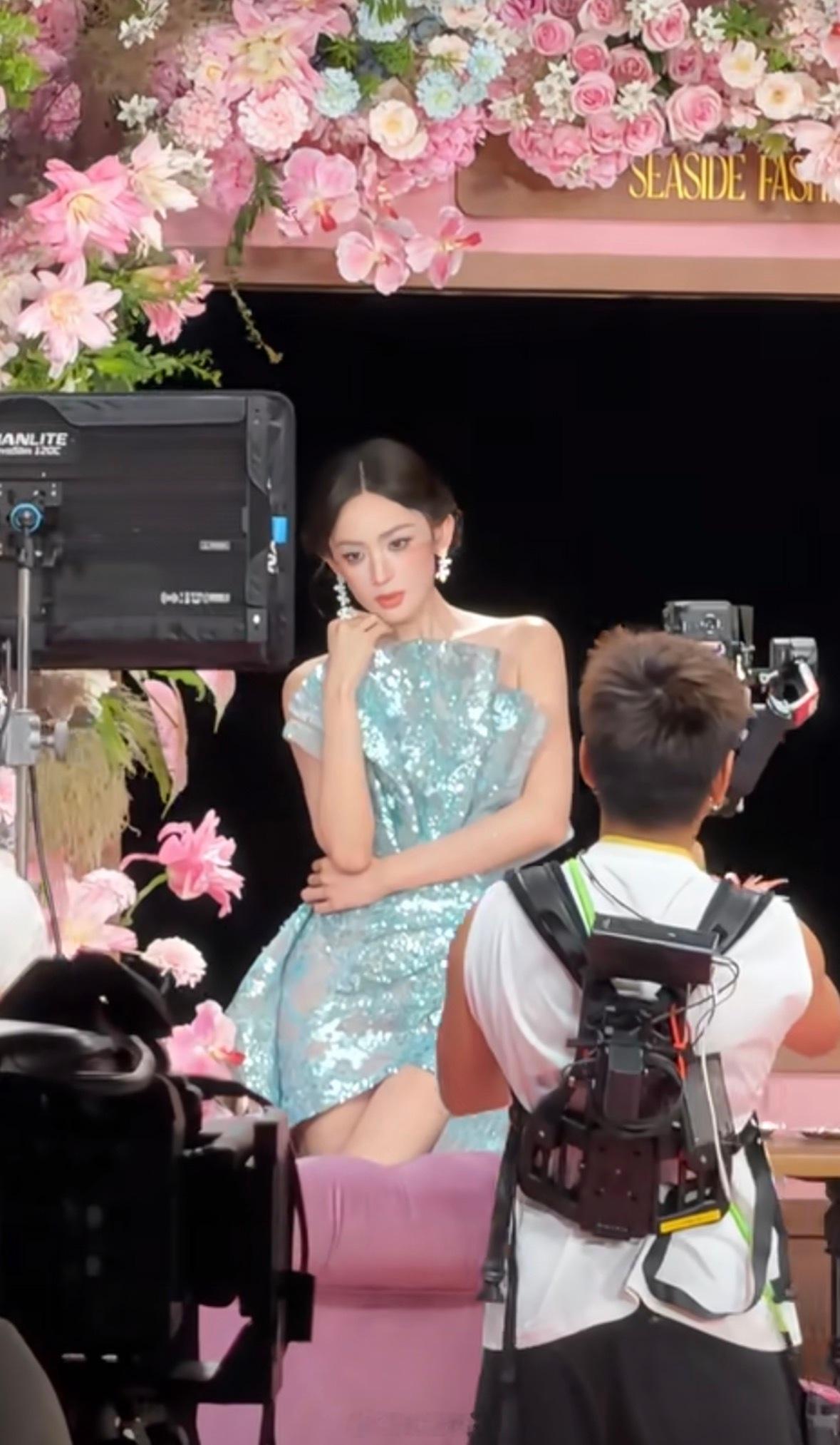 娜扎美神降临，瘦而不柴的骨感身材，生图女王！