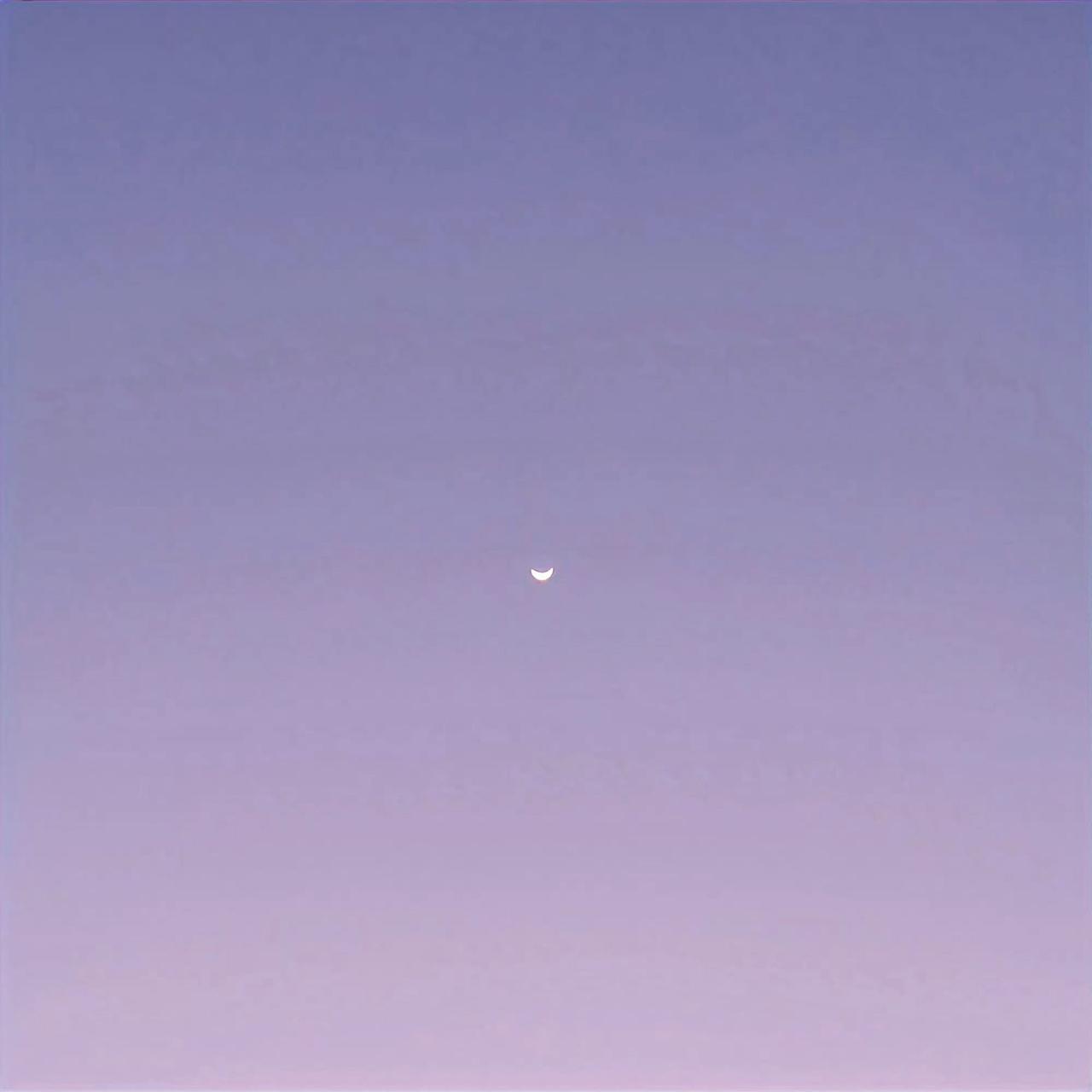 🌙紫幕上挂着半枚银钩，是月亮没说透的心事✨。残缺也是圆满的序章，你看它正悄悄圆