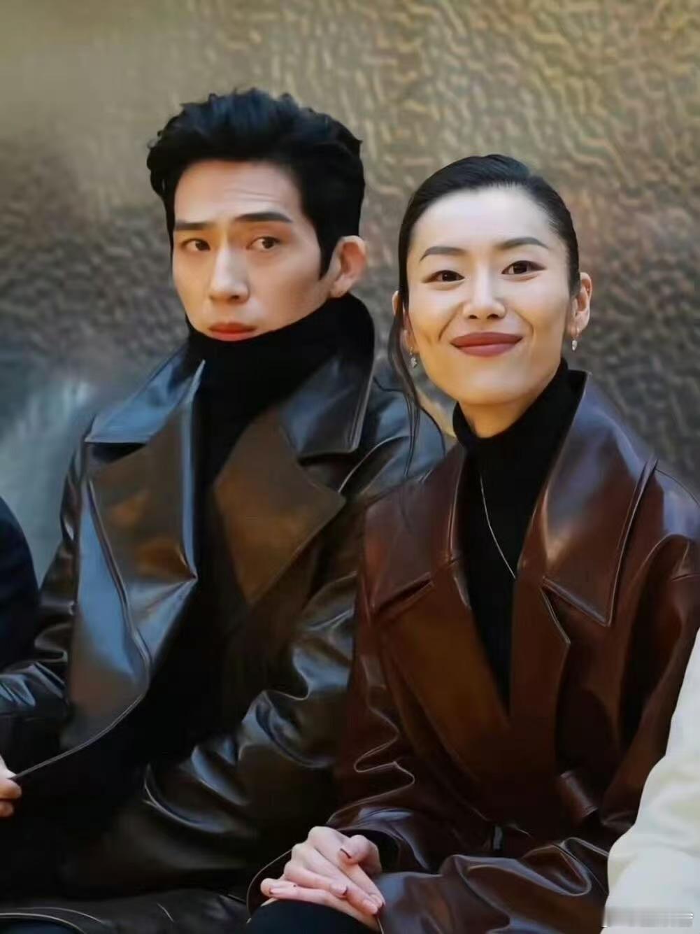 刘雯井柏然秀场合体刘雯井柏然情侣装合体 情侣装的最高段位，是细节的呼应！刘雯的同