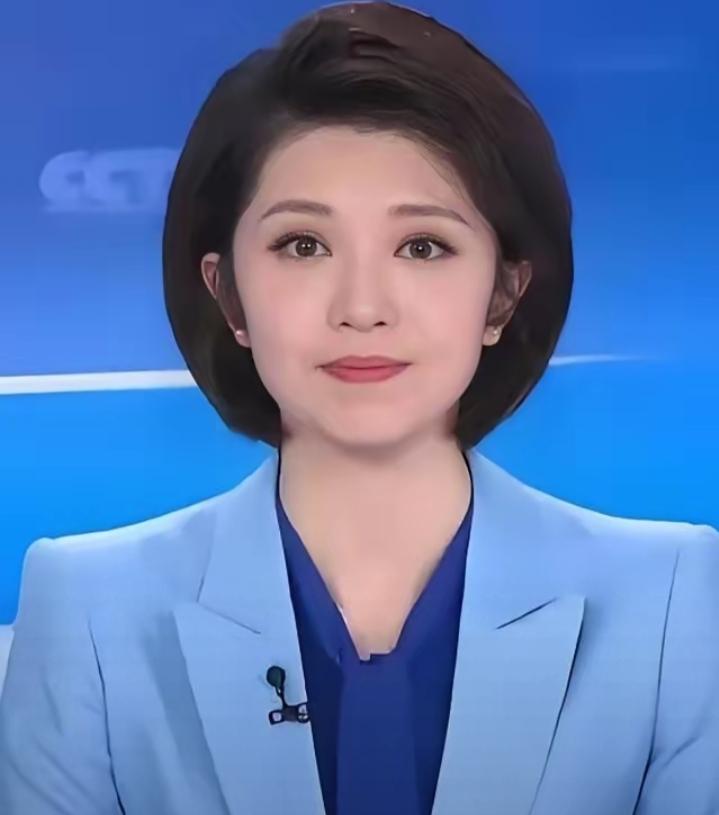 她是央视新闻频道主持人，她比宝晓峰漂亮，比李梓萌年轻，比王音棋端庄，是人民日报社