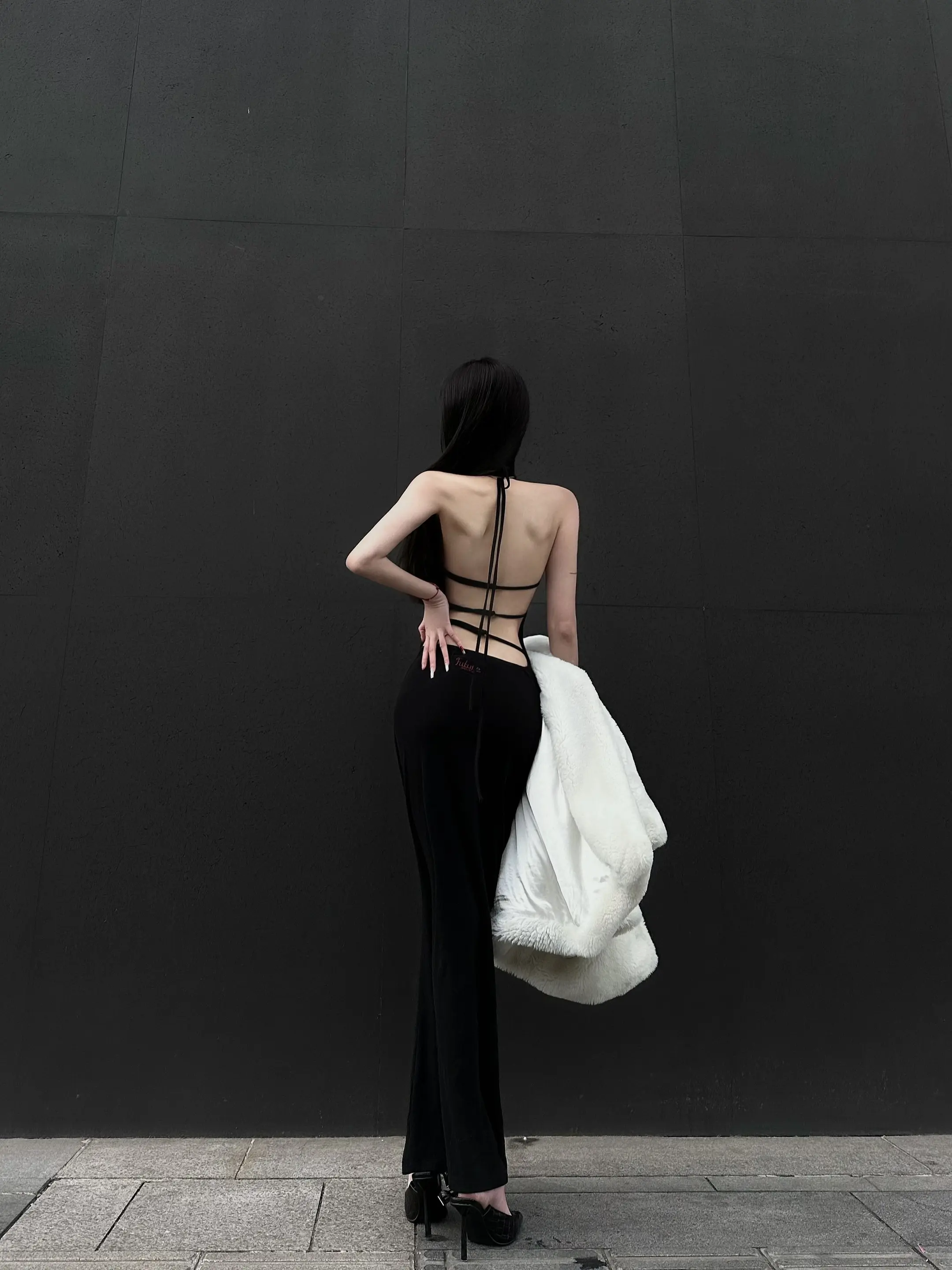 吻向你静谧的肩胛骨。