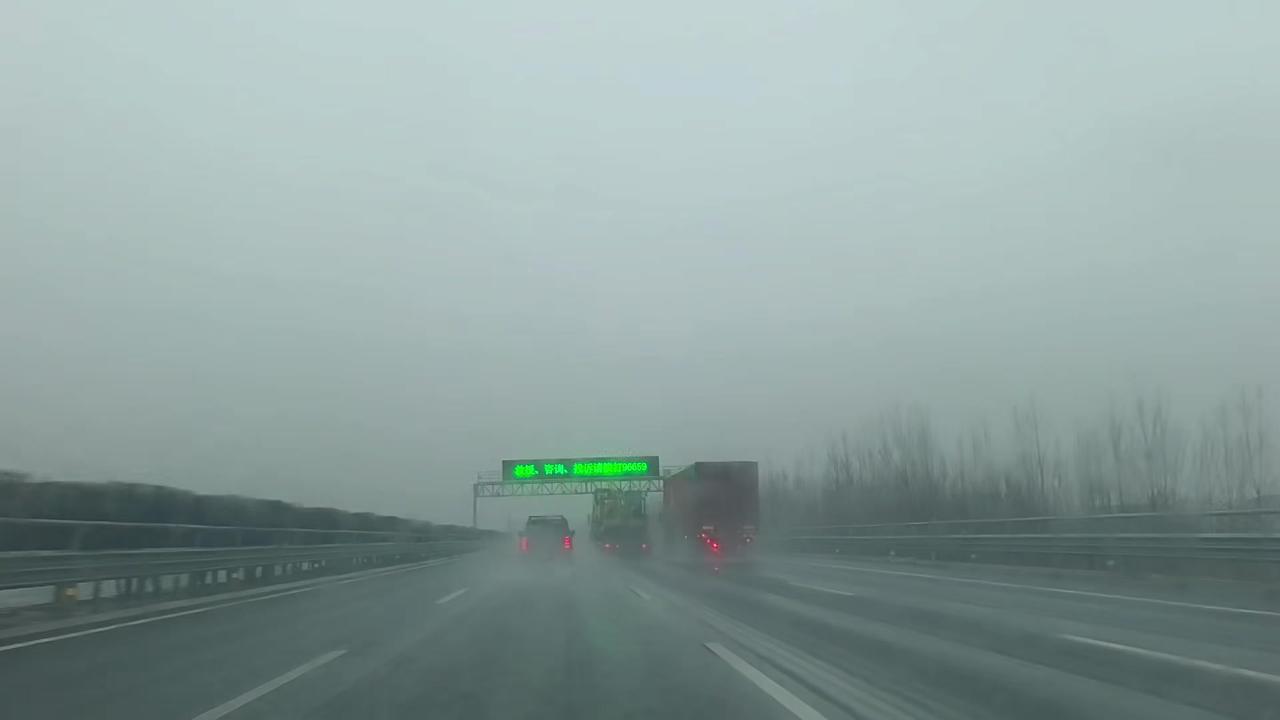 暴雨天驾车走京台高速，大车依旧勇猛向前，小车只能加速远离，千万别扎堆。

雨天高