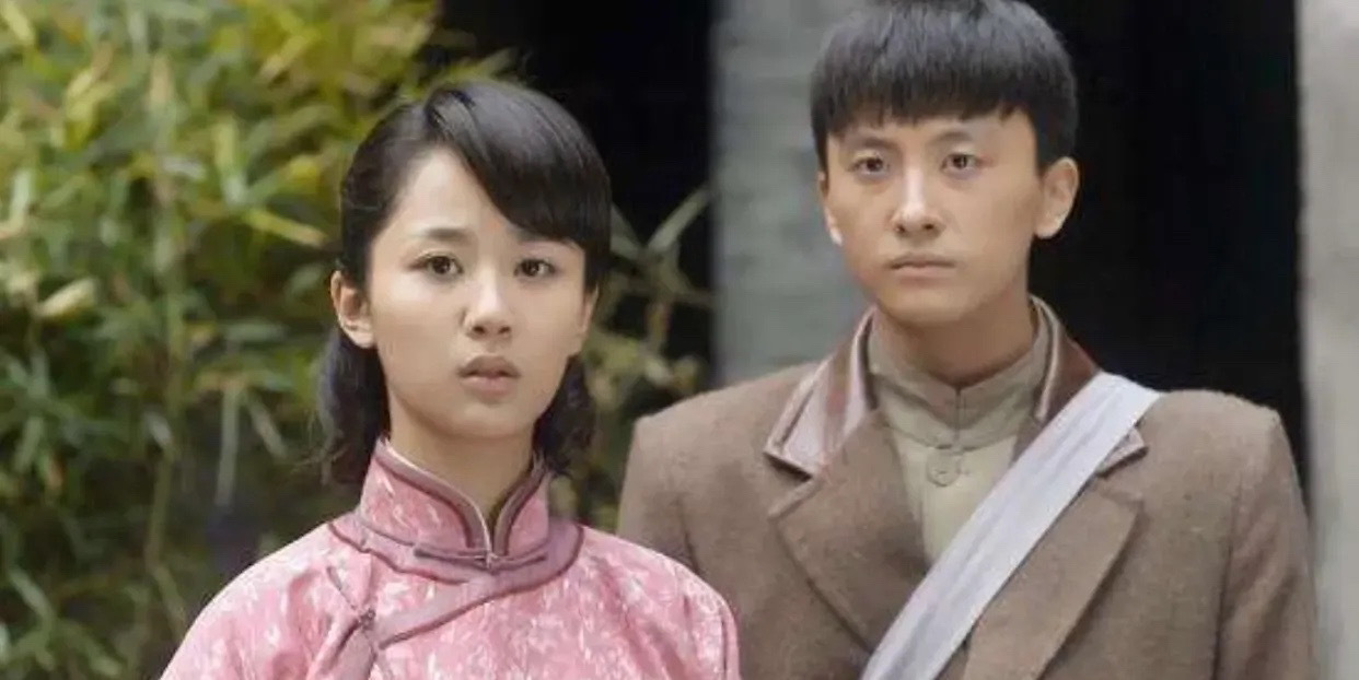 #杨紫和牛骏峰是发小#杨紫和牛骏峰在《战长沙》演过姐弟后也成了“铁哥们”，两个人