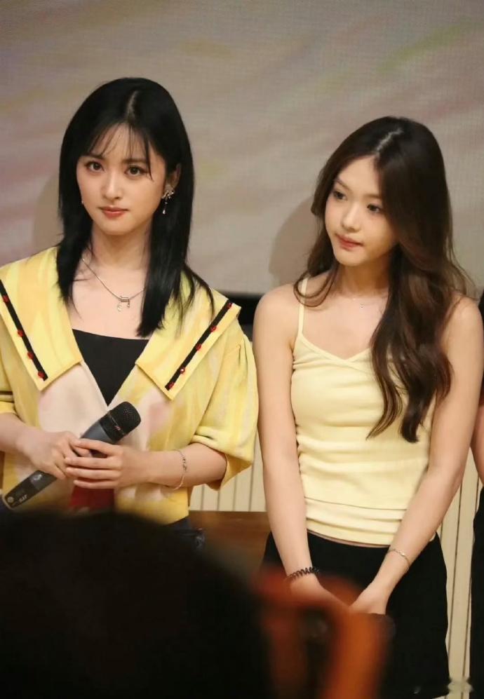 沈月才不是什么普女，一对比就更漂亮了。 ​​​