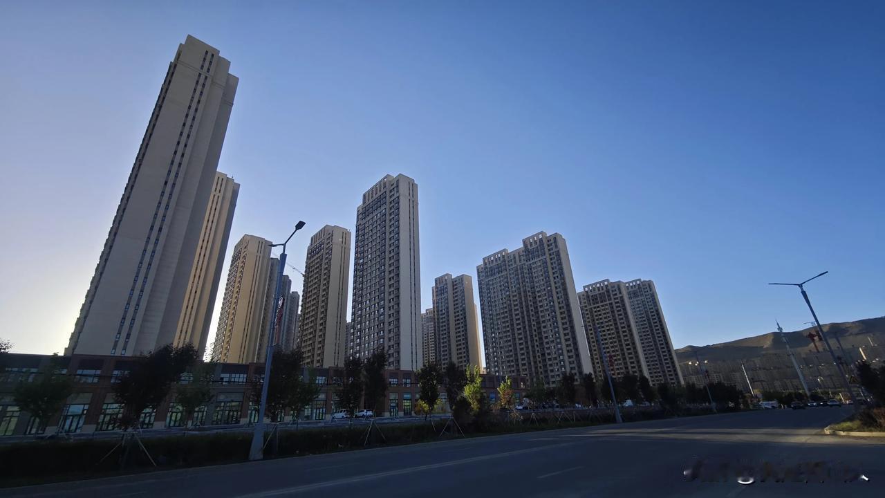 曾经给予很大的期望，可惜现实总是不尽人意，这两个小区至今仍未完工，不知何时全部才