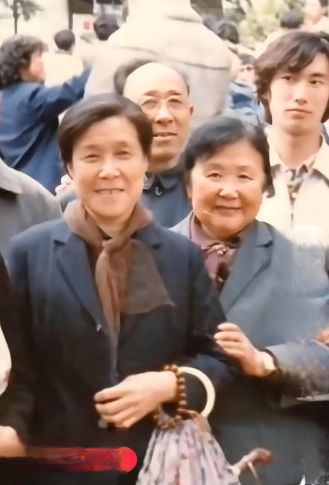 剧里一个是千金贵妇人，一个是贫苦的老太太；而在现实生活中，她们都是朴素的演艺工作