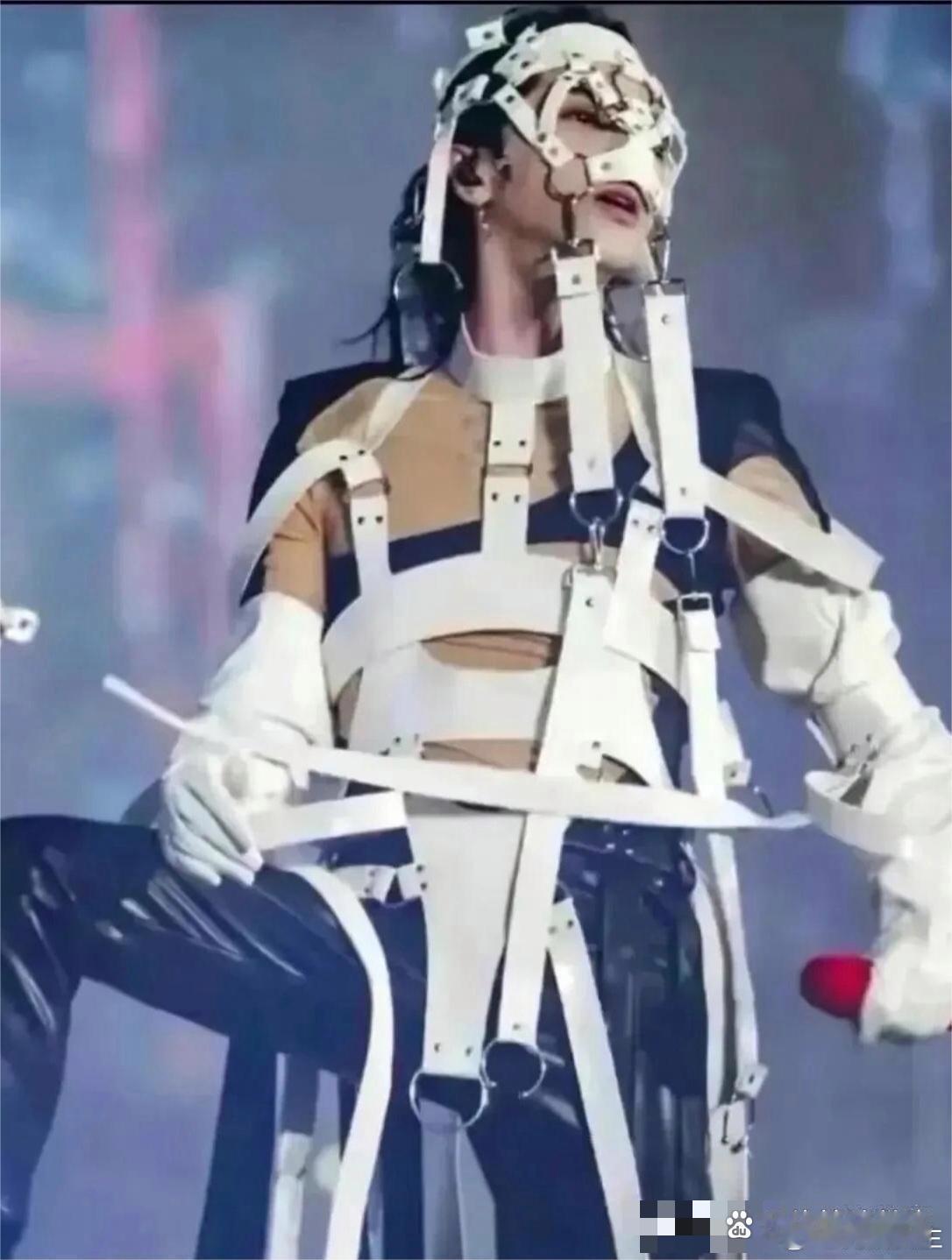 华晨宇演唱会上的装扮真是让人眼前一亮又一亮啊 