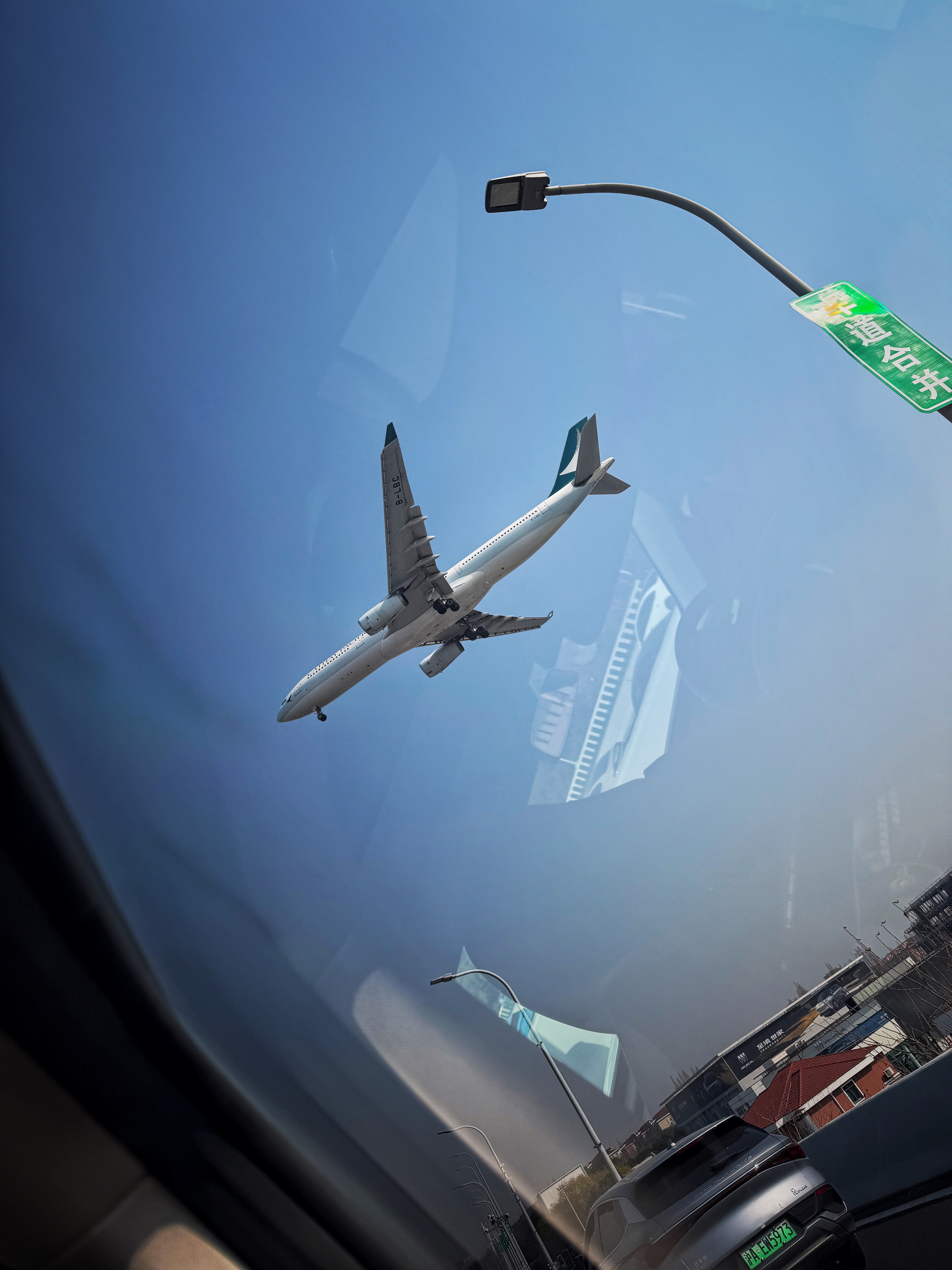 刚落地虹桥，滴滴走在沪渝高速上，抬头一看！嚯！好大✈️！欣哲频道飞机 上海