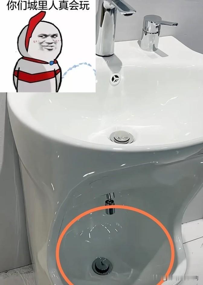 一开始我还真以为是给男生准备的小便池呢，用完还能洗手，一按按钮就把水冲干净了，挺