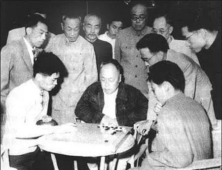 开国元帅陈毅不但会写诗，还会下围棋，并且与棋圣聂卫平有过一段忘年交。聂卫平10岁