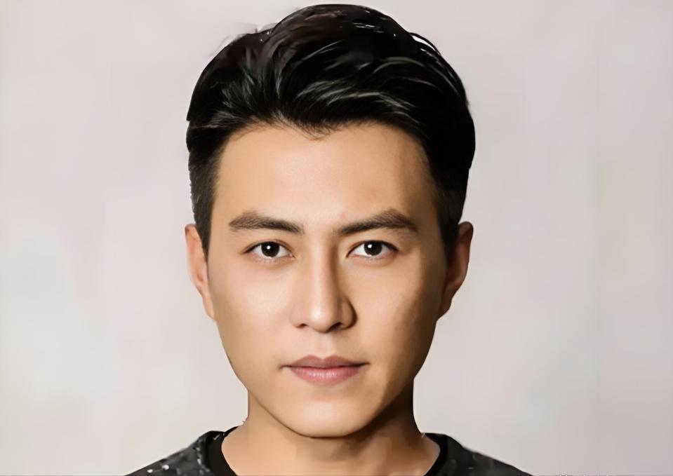 2014年靳东上海出差，路过胡歌开的餐厅，就带朋友去捧场，一桌花了近5000元。