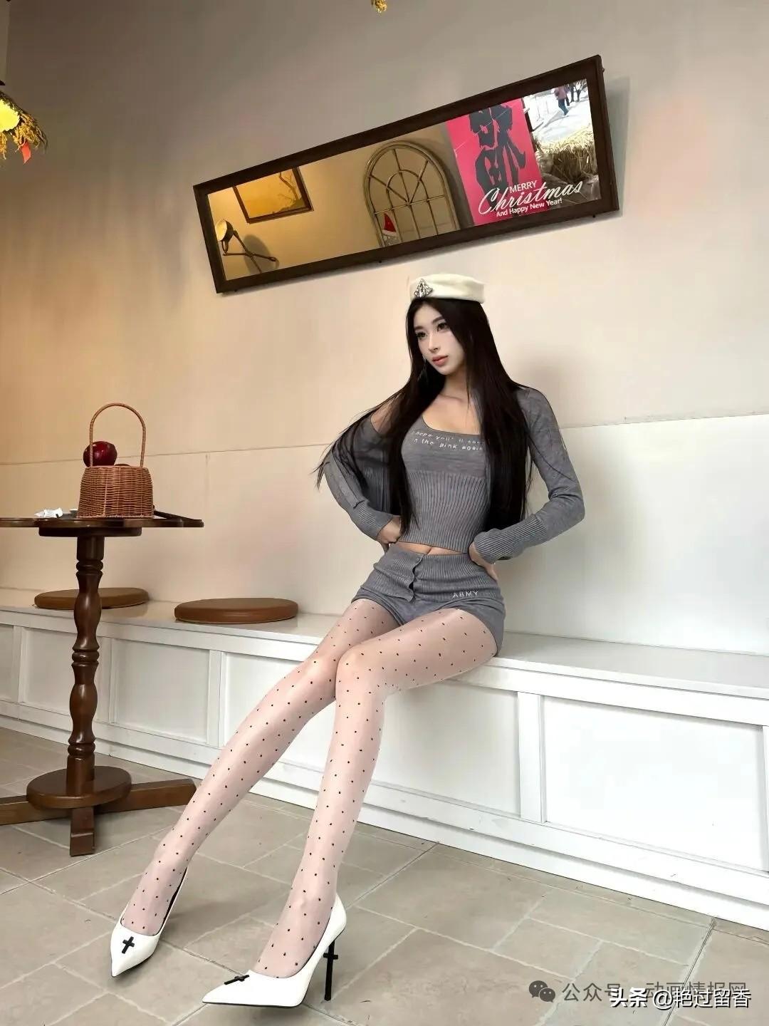 冬日穿搭指南：灰色针织套装+白色高跟鞋，温暖又时尚！如何穿搭才能展现气质和高贵?