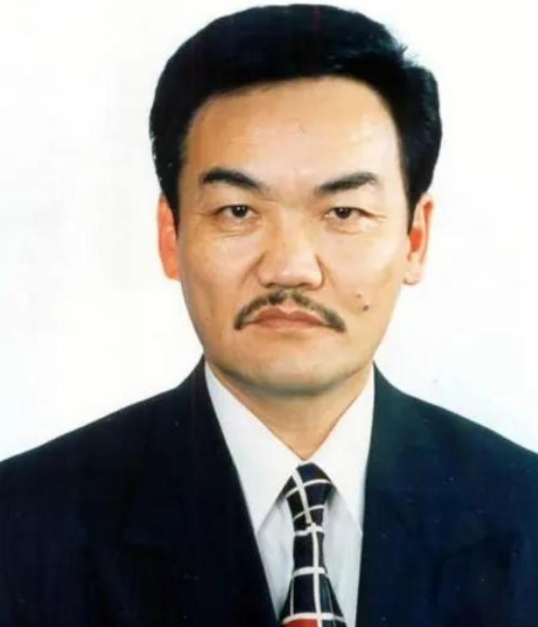2004年，蒙古国总统巴嘎班迪访华，水均益在采访时问到成吉思汗陵墓的问题。巴嘎班