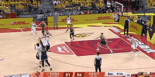 广东超级后卫胡明轩终于大发神威了！在今晚广东对阵北京G2的第三节比赛中，麦基上篮