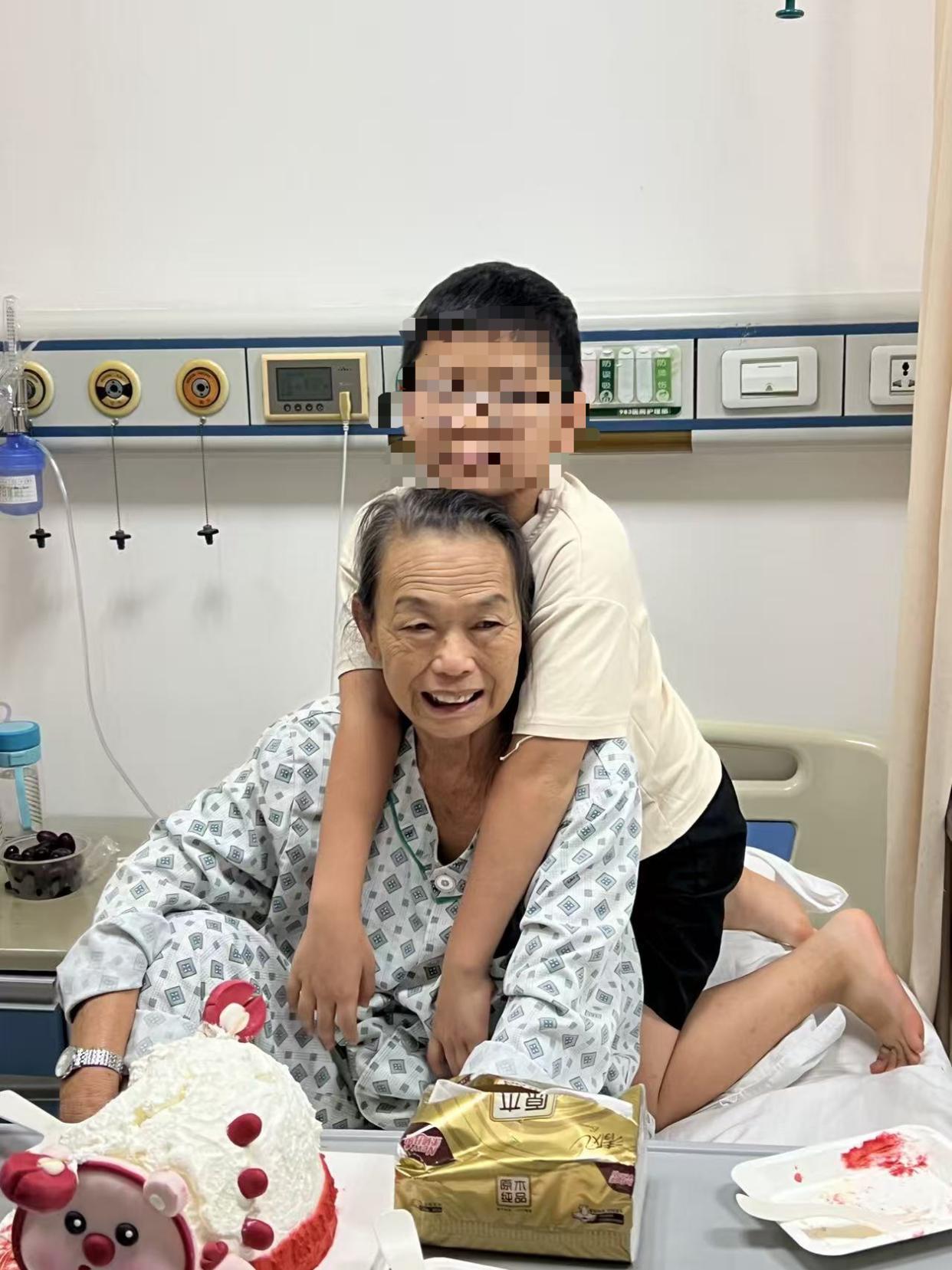 太揪心！白发人送黑发人，养8年孙子竟非亲生
 
9月16日广西高院召开再审听证会