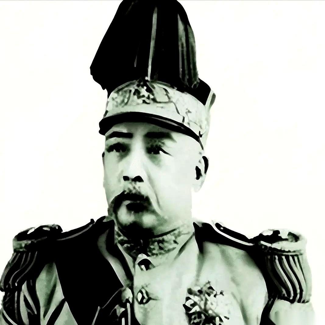 袁世凯快不行的时候，干了两件事。
把亲儿子袁克定叫到床前：“我走那天，谁穿红衣服