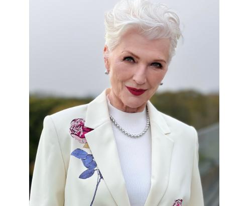 前几天刷到马斯克妈妈梅耶的视频，70多岁的老太太穿着红裙子走T台，银发梳得利落，