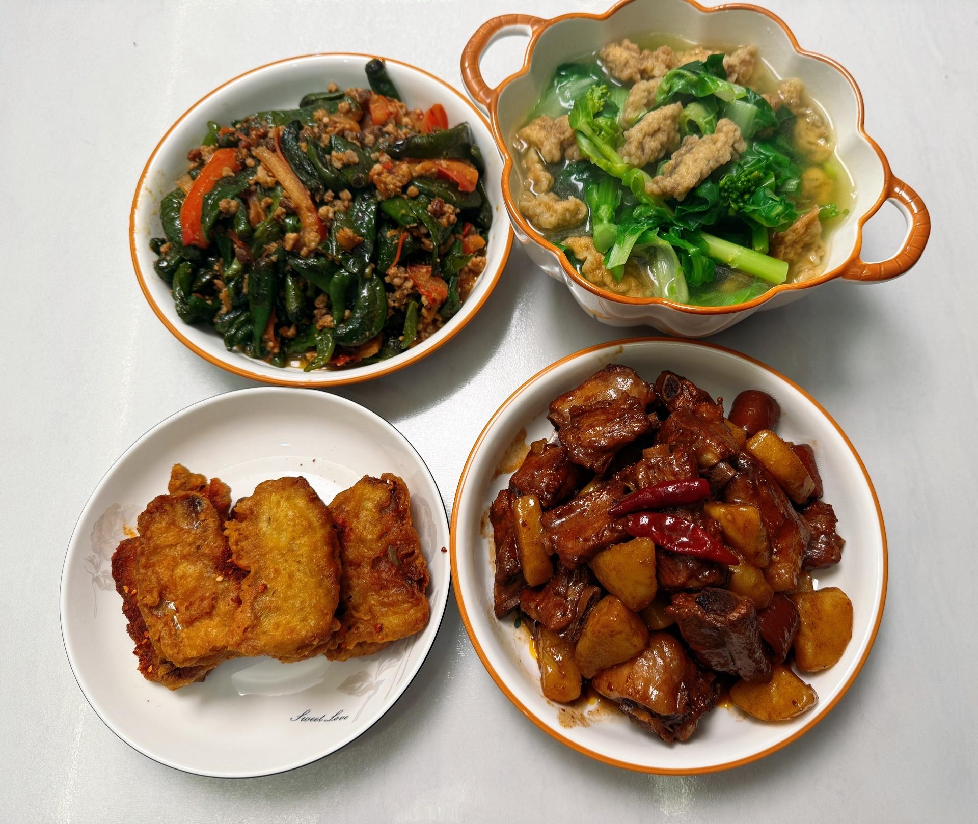 冰箱里的存货随随便便整个三菜一汤[偷笑]（鱼秋辣椒，酥肉白菜苔，煎带鱼，红烧排骨