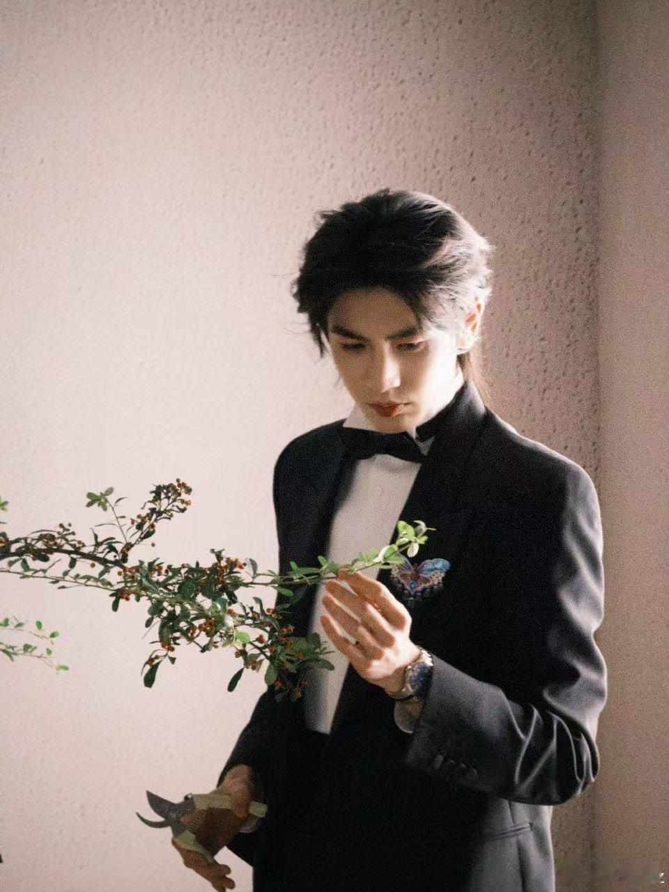 张凌赫人生镜头上新 一场活动下来，感觉他又贡献了无数张可以珍藏的照片。这种无需过