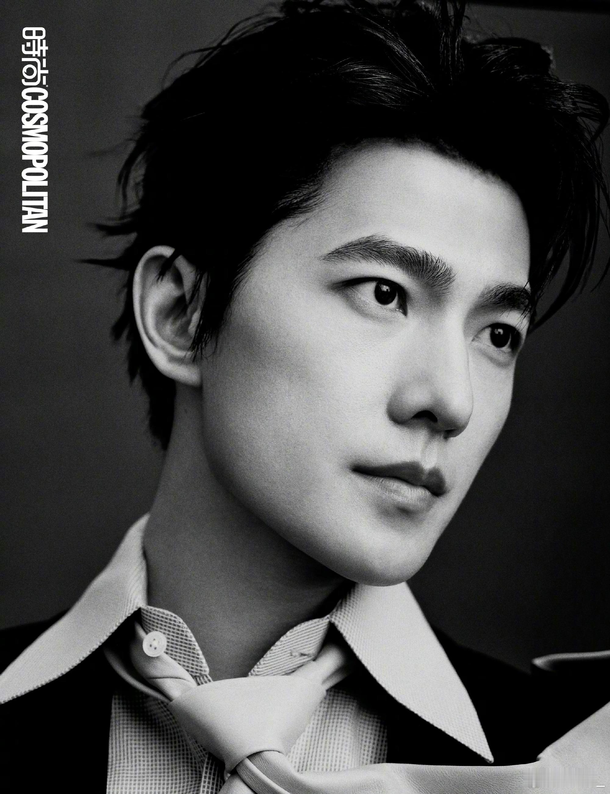 杨洋背头杨洋这大背头真的杀疯了，骨相绝到没话说，贵气直接拉满，帅得很真实。 