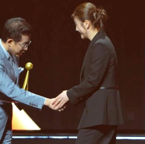 奥运冠军就是奥运冠军！

没想到这个盛典最大的亮点，是陈梦和颁奖嘉宾握手时，主动