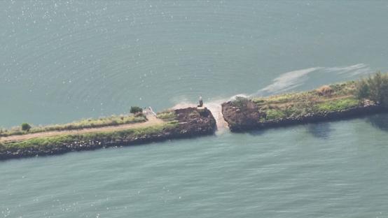 “柬埔寨军队的工兵使用炸药，开着挖掘机，摧毁了达克塔贡大坝。”
 
“挖开大坝挡